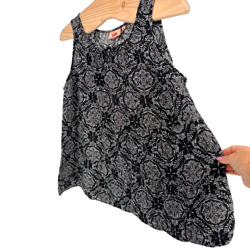 EVRI Tank Top 2X Black White Medallion Rayon Boho Keyhole Sleeveless Blouse